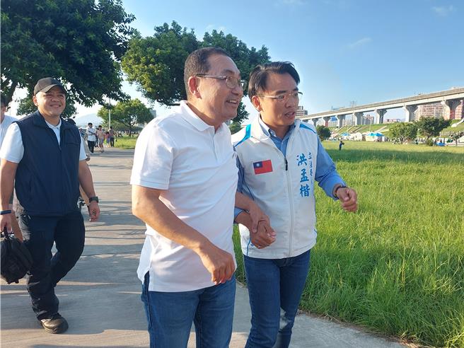 立委洪孟楷（右）也特地从淡水赶来参加，与新北市长侯友宜（中）交换意见。（张铠乙摄）