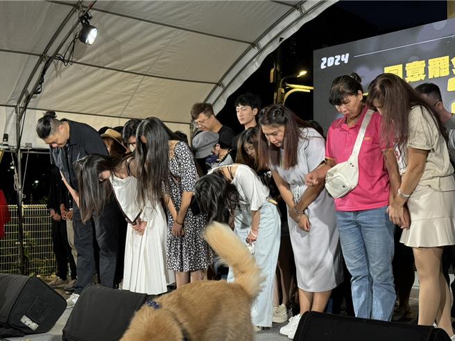 罷免基隆市長謝國樑投票13日舉行，最終罷免案未通過，罷免領銜人戴璟安（左一）率領所有志工上台道謝。（徐佑昇攝）