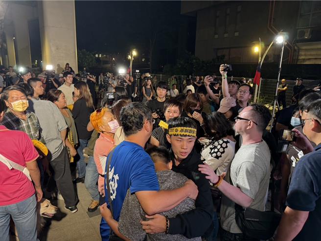 罢免基隆市长谢国梁投票13日举行，最终罢免案未通过，罢梁志工相拥打气。（徐佑升摄）