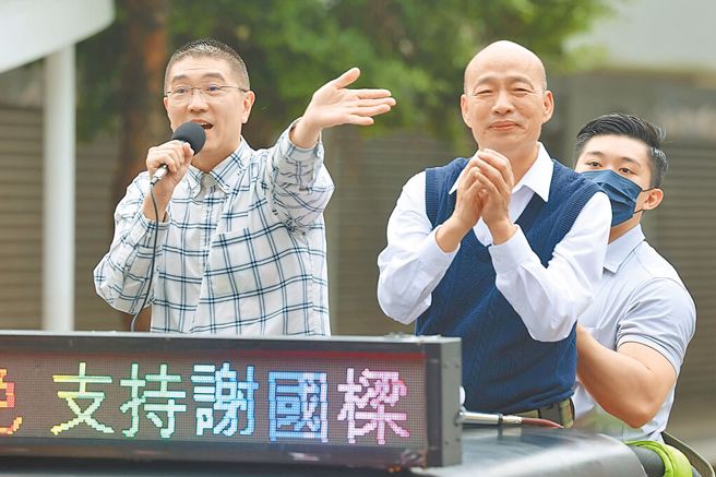 立法院長韓國瑜（右）12日陪同謝國樑掃街拜票，呼籲選民一同出來反罷免。（杜宜諳攝）