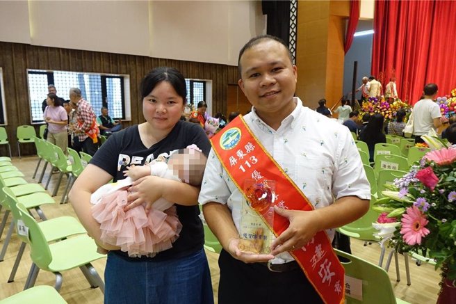 在琉球鄉衛生所附設護理之家擔任護理長的陳建安，認真的身影讓他抱得美人歸。（羅琦文攝）