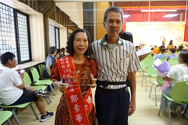 服務南州社區照顧關懷據點10年的鄭素華說，這10年是她人生最有價值的一段時光。（羅琦文攝）