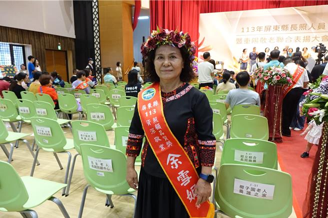 擔任照顧服務員的年資長達22年的余雪妮，每天穿梭於新來義、望嘉、文樂3個部落進行服務。（羅琦文攝）