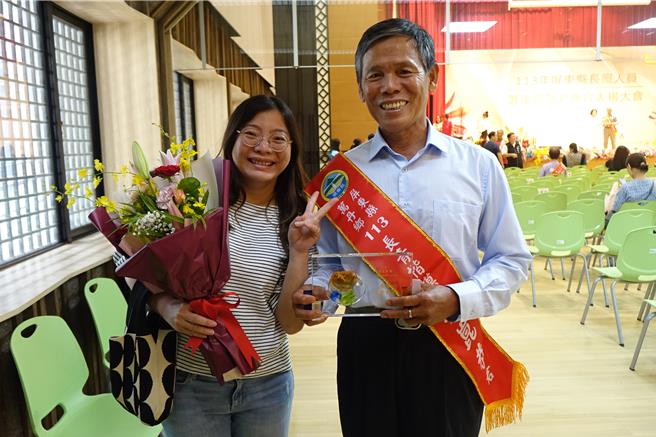 榮獲長青楷模的吳崑恭，2020年獲台灣更生保護協會屏東分會頒發服務滿20周年榮譽獎座。（羅琦文攝）