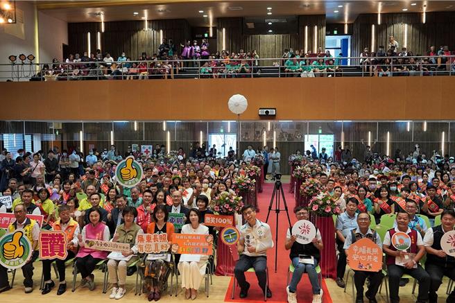 屏東縣政府13日舉辦長照人員暨重陽敬老聯合表揚大會。（屏東縣政府提供／羅琦文屏東傳真）