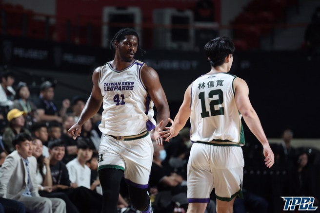 威廉斯(左)成為雲豹13日贏球最大功臣。(TPBL提供)