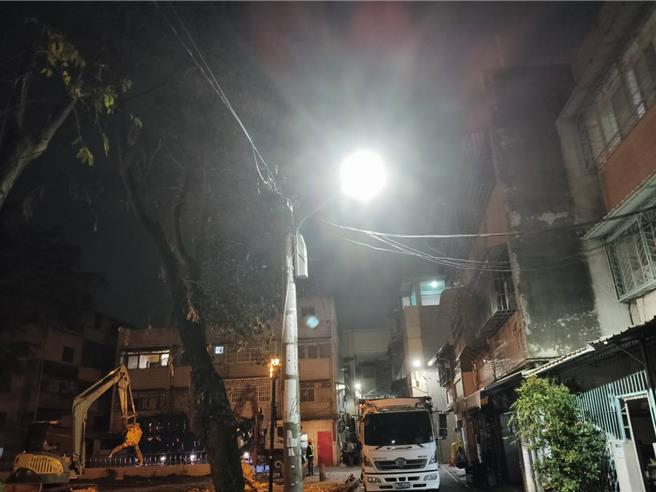 大寮里長蕭清翔向市府反映後，公園處在13日下午派工班進行清除電線桿上的樹木。（蕭清翔提供／郭良傑高雄傳真）