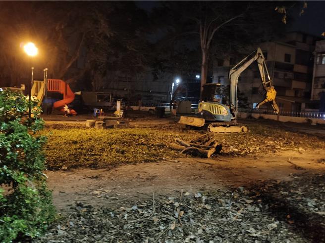 公園處的工班及機械到大寮里清除開封公園倒下的樹木。（蕭清翔提供／郭良傑高雄傳真）