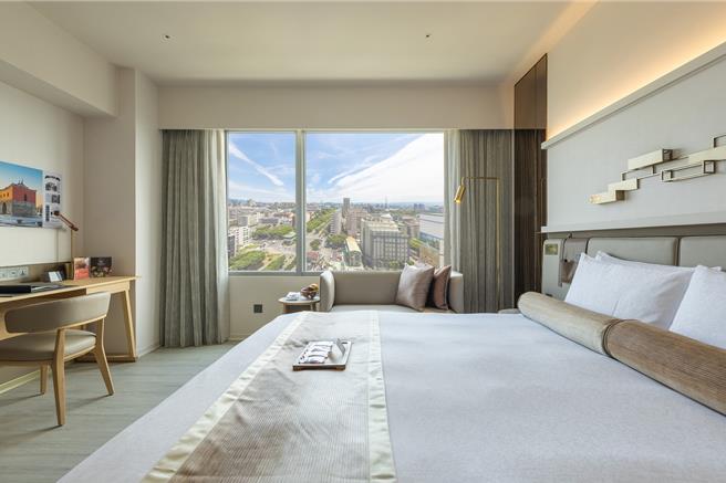 台北花园大酒店推出乐飨花园一泊二食专案，图为雅致客房。（天成饭店集团提供）