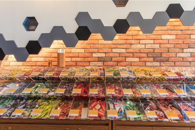 台北花园大酒店深受住客喜爱的50款古早味自助零食柑仔舖。（天成饭店集团提供）