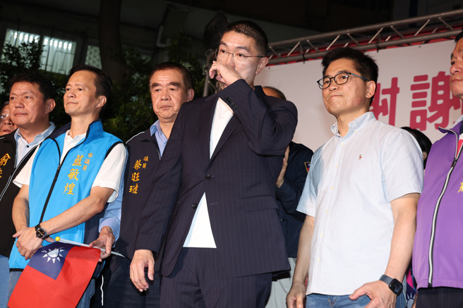 基隆市长谢国梁罢免案结果出炉，根据中选会资料，不同意票大于同意票，罢免案未通过，谢国梁（中）在感谢市民朋友时一度哽咽。（邓博仁摄）