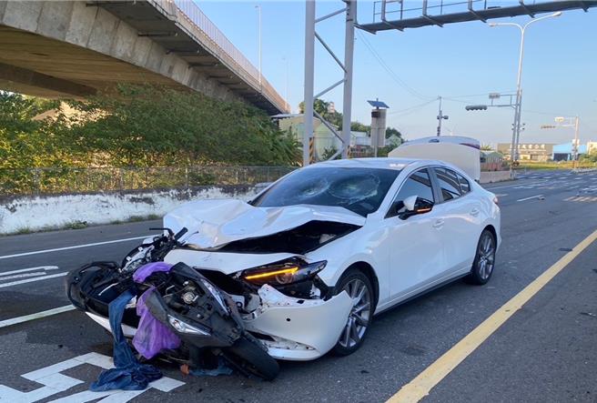 苗栗縣台61線與保福路口，13日下午4時許發生自小客車與機車相撞的嚴重車禍意外，機車上兩名男子當場被撞飛昏迷。（民眾提供／陳育賢新竹傳真）