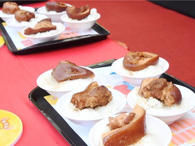 彰化縣政府12日舉辦彰化爌肉飯節大胃王快閃挑戰賽活動，第1名的參賽者用1分48秒吃完5碗爌肉飯。（資料照片／孫英哲彰化傳真）