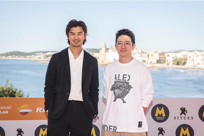 導演徐漢強（右）和演員陳柏霖遠赴西班牙錫切斯奇幻影展。（牽猴子提供）