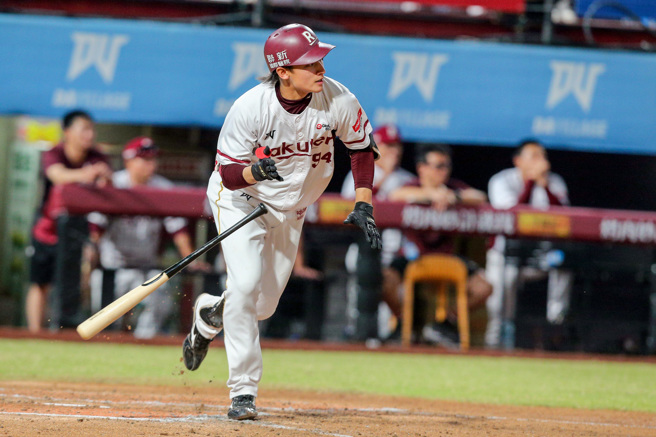 中职季后赛第二场，桃猿开局连续7棒出局，直到马杰森敲出团队全场首安也开启球队气势。（陈麒全摄）