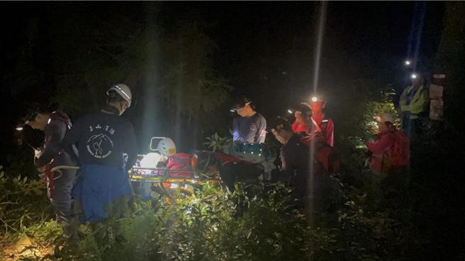 消防人员到场救援。（民眾提供／李京升南投传真）