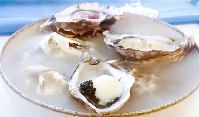 开胃序幕「海洋珍珠盘」，严选分布于法国玛黑欧雷地区，以高品质且坚持低密度养殖的大卫赫夫生蚝入馔，囊括海洋海藻、柠檬浓缩康普茶、鱼子酱酸奶三重风味。(陈韵萍摄)