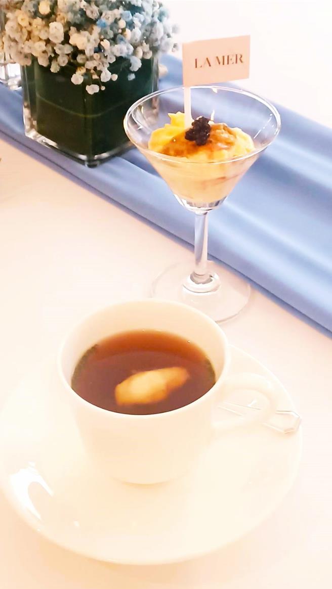 「鱼子酱海胆帕菲杯」是以黄金比例料理的法式奶油炒蛋，添加鱼子酱与海胆，口感奢华；汤品「功夫黄金鸭清汤、里昂蟹丸子」滑润爽口。(陈韵萍摄)