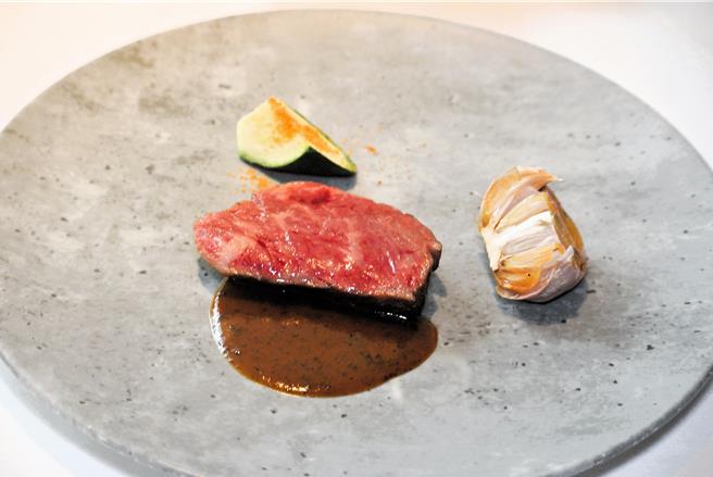 主餐「熟成F1肋眼牛排、松露威士忌酱汁」以日本九州熊本F1肋眼，搭佐亚伯乐威士忌泥煤香与葡萄酒提炼而成的松露威士忌酱汁，风味成熟浓郁。（陈韵萍摄）