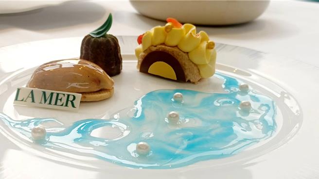 「蔚蓝海洋法式甜点盘」集结榛果达克瓦兹佐百香果芒果酱及奶油霜、抹茶可丽露、莓果玛德莲，每款都兼顾顏值与美味。（陈韵萍摄）