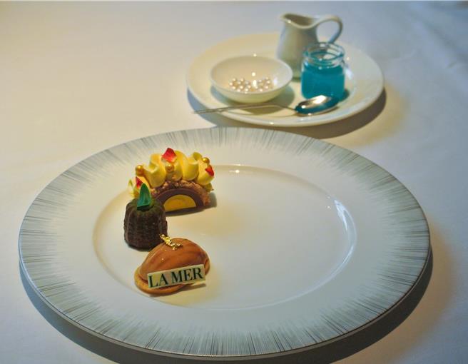 「蔚蓝海洋法式甜点盘」提供蓝柑橘特调海洋酱、珍珠巧克力球，由宾客亲自动手妆点，制作非我莫属的甜点。（陈韵萍摄）