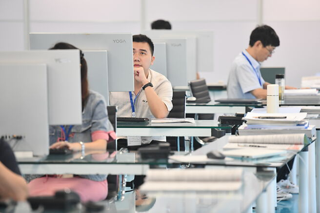 互聯網大廠今年秋招隨著AI熱潮延燒，校招職缺以AI領域最多，各家大廠無不祭出高薪爭搶人才。示意圖。圖／中新社