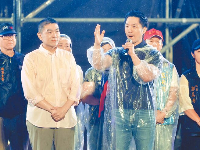 台北市长蒋万安（右）细数基隆市长谢国梁（左）的政绩，质疑为何要罢免这么认真努力的市长？（杜宜谙摄）