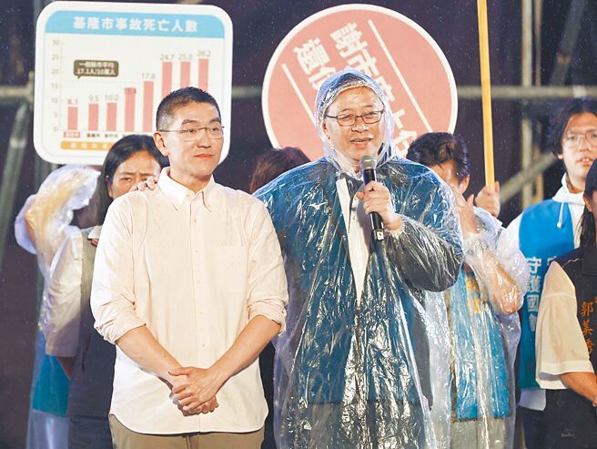 基隆市长谢国梁（左）罢免案即将投票，国民党12日举行「守护基隆 守护国会」造势晚会，桃园市长张善政（右）站台。（杜宜谙摄）