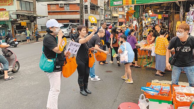 罢梁团体「山海公民拆梁行动」12日持续一贯「小蜜蜂」扫街模式。（徐佑升摄）