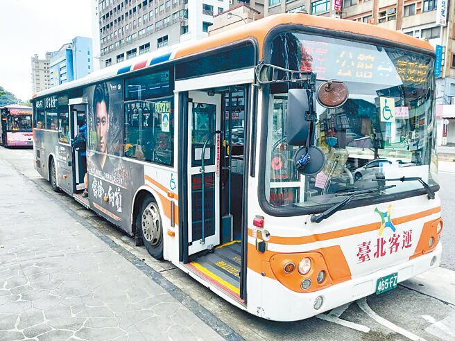 國民黨台北市議員張斯綱表示，近日接獲民眾陳情，表示從搭乘公館至懷愛館的懷恩專車時，發現座椅上有大量汙漬，甚至近看竟發現座椅滿是霉斑，嚴重影響乘客觀感。（張斯綱提供／丁上程台北傳真）