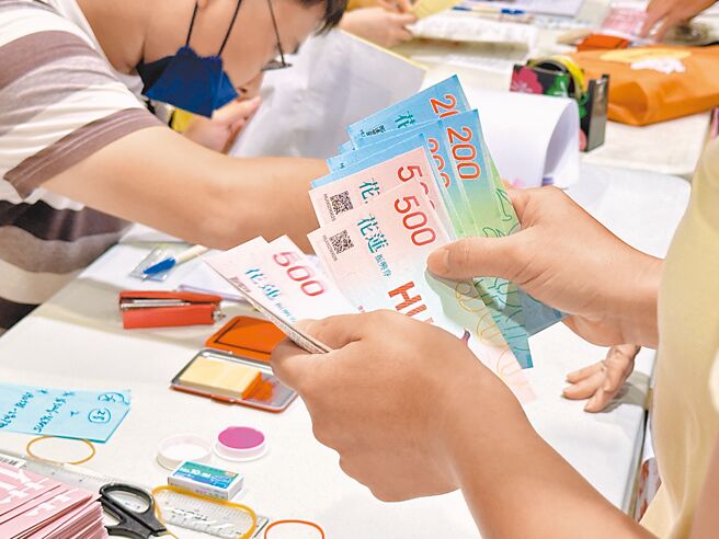 3000元花蓮振興券分為200元面額5張、500元面額4張，民眾領到券時，現場仔細清點確認。（王志偉攝）