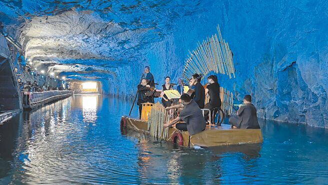 2024「金门坑道音乐节」12日登场！全场乐迷在充满战地气息的翟山坑道中，体验全球独一无二的「天然音箱」结合古典乐曲与诗句所带来的震撼力。（于家麒摄）