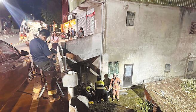 新北市淡水區12日凌晨發生死亡車禍，盧姓男子騎機車行經北新路一段，疑因自摔後滑到對向車道，再與汽車發生碰撞，盧男摔落邊坡、傷重不治。（淡水警分局提供／張鎧乙新北傳真）