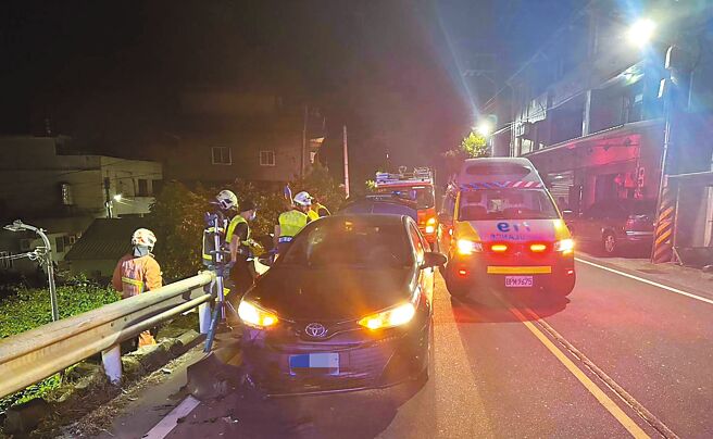 新北市淡水區12日凌晨發生死亡車禍，盧姓男子騎機車行經北新路一段，疑因自摔後滑到對向車道，再與汽車發生碰撞，盧男摔落邊坡、傷重不治。（淡水警分局提供／張鎧乙新北傳真）