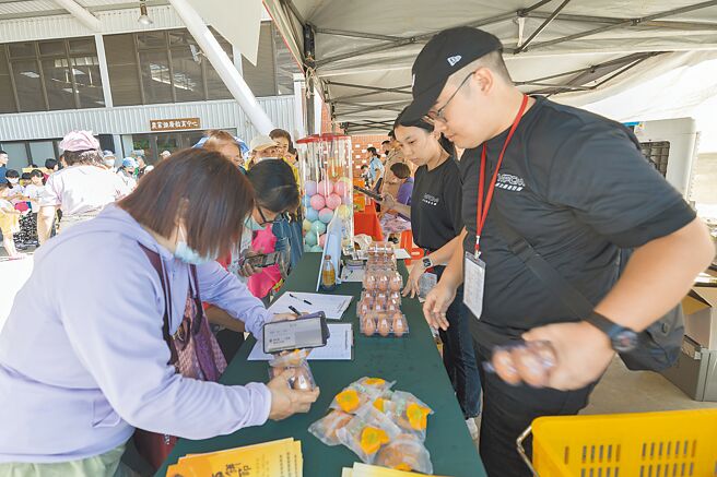 新埔镇农会12日在新埔农业推广教育中心举办一连两天的「2024新埔柿饼节」，有打卡拿柿饼和5张发票换鸡蛋活动，现场热闹滚滚。（罗浚滨摄）