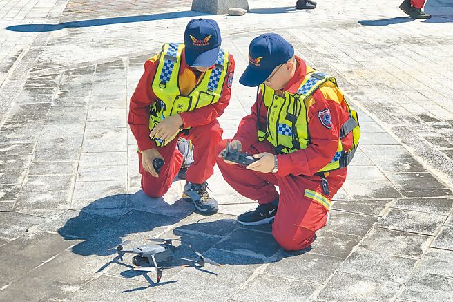 新竹縣義勇消防總隊12日成立機能型無人機義消，在飛行前檢查無人機。（新竹縣消防局提供／羅浚濱新竹傳真）