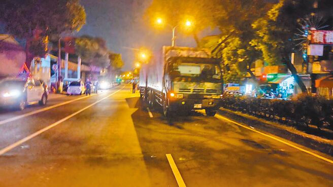 台中市22岁黄姓男子12日凌晨0时20分许，骑乘机车下班返家途中，行经在潭子区中山路三段时，与1辆曳引车发生碰撞，黄男摔车倒地，经送医抢救后仍不治。（民眾提供／李京升台中传真）