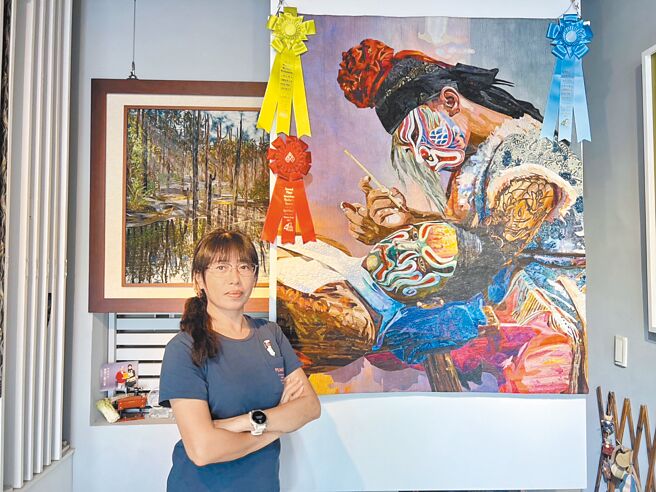 雲林縣北港鎮拼布達人周秀惠以「捍衛神將軍」作品，拿下美國代託納海灘被子大賽等3大獎項，讓「官將首」文化躍上國際舞台。（張朝欣攝）