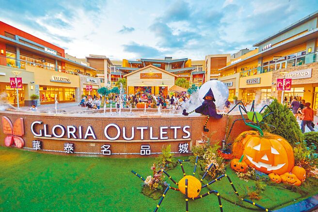 华泰名品城万圣节檔期登场，透过应景装置吸引大批人潮到访。（华泰名品城提供）