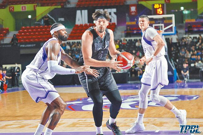 牧倫斯（中）想要運球切入，強行突破對方的防守。（TPBL提供／黃及人台北傳真）