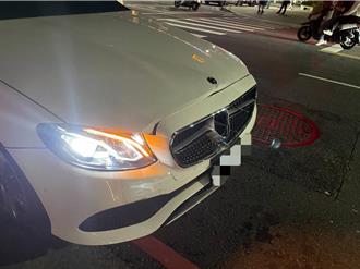 休旅車搶快左轉 淡海輕軌路口釀事故！2車嚴重毀損幸無人傷