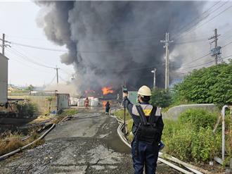 高雄塑膠工廠大火 空汙數值高最多恐挨罰5百萬