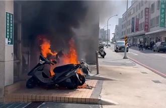 澎湖文光地下停車場出口 機車冒火燒到剩骨架
