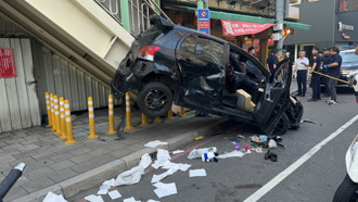 警方攔截圍捕！駕駛拒檢爆槍戰 通緝犯腹部中彈送醫