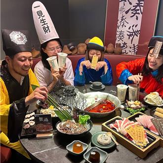 大巨蛋湊湊火鍋萬聖節限定 現場變裝殭屍、道士搞怪