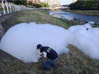 桃園南崁溪5天2度成「泡泡池」 環保局開鍘自助洗車廠