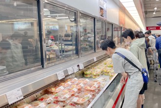 好市多煙燻鮭魚有蟲！他嚇壞驚呼「不能買」 內行人曝關鍵：可食用