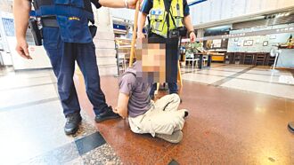 台中恐怖男車站前揮刀 警逮捕送醫