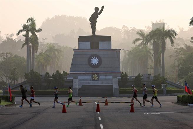 参加21公里跑者，经过陆军步训部「临阵当先」精神堡垒。（记者孙建屏摄）