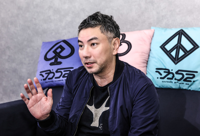 詹仁雄（中）13日喝醉跌倒被送医。（翻摄詹仁雄脸书）